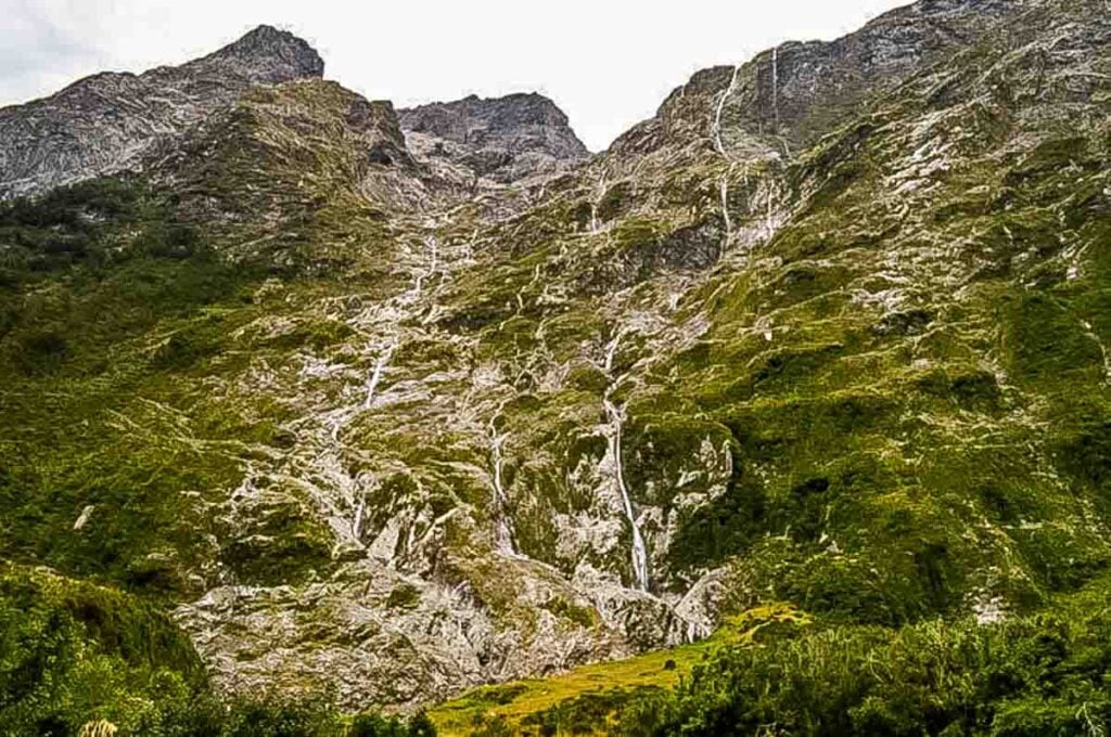 waterfalls milford track