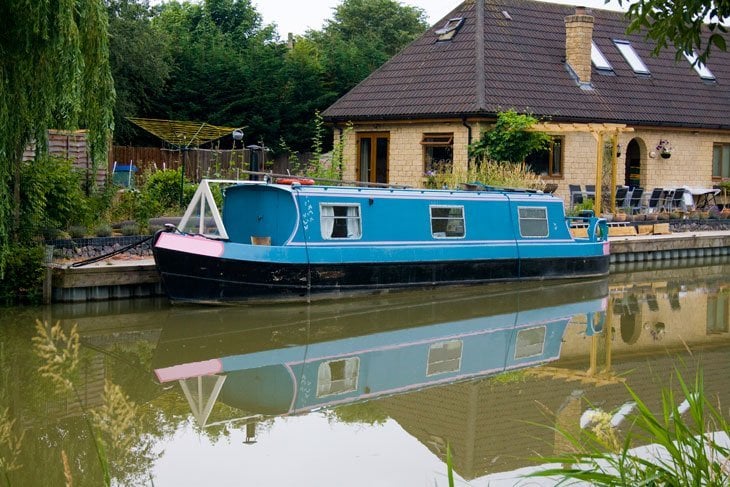 Wiltshire - Walking Along The Kennet and Avon Canal