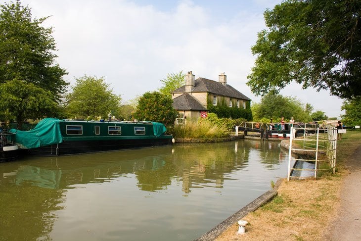 Wiltshire - Walking Along The Kennet and Avon Canal