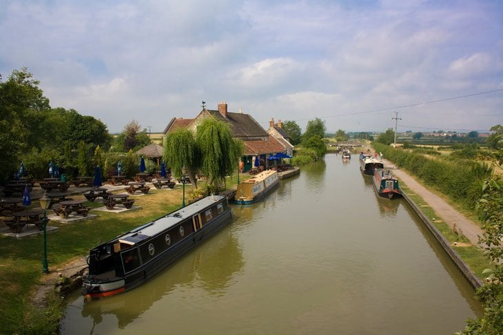 Wiltshire – Walking Along The Kennet and Avon Canal