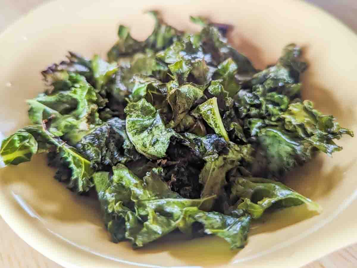 kale crisps chips in a bowl