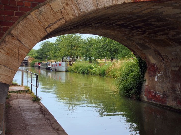 Wiltshire - Walking Along The Kennet and Avon Canal