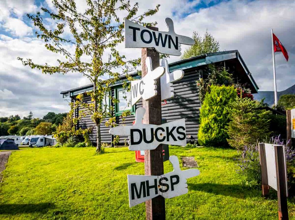 sign post keswick camping and caravan club site