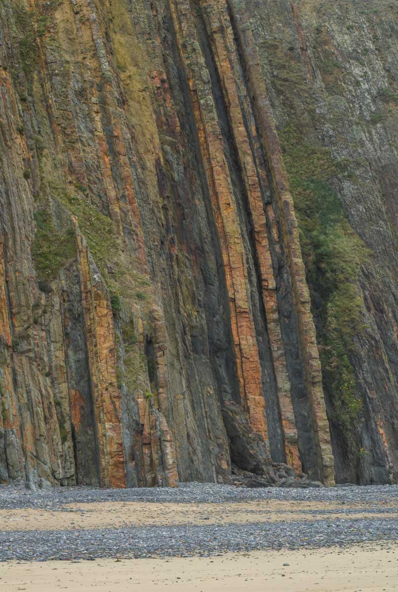 different coloured rocks in the cliffs