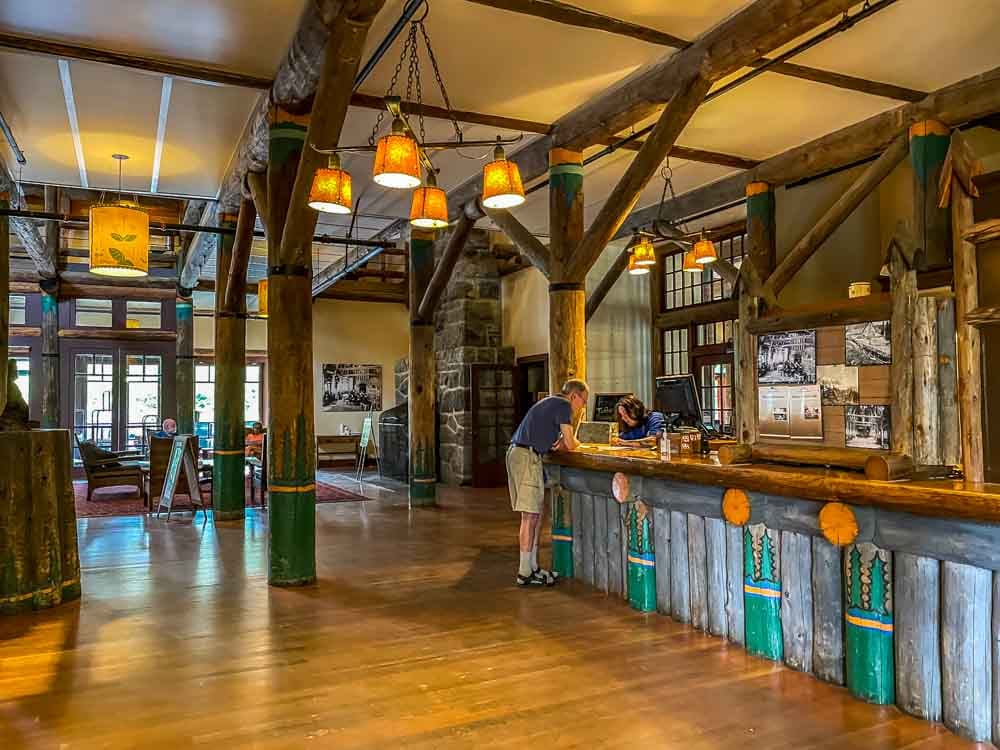 welcome desk of Paradise Inn